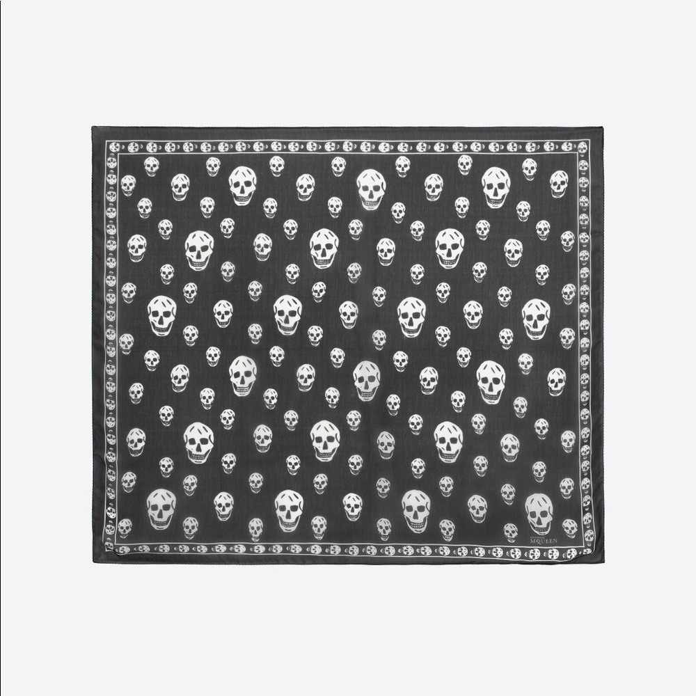 Alexander Mcqueen Women's Classic Silk Skull Scarf in Black